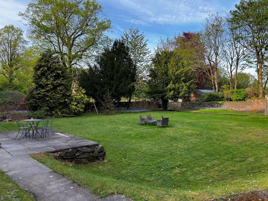 No.2 Beechcroft / Park-side / Ping Pong & Garden Apartment *