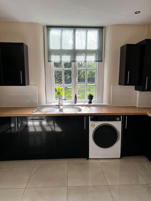 No.2 Beechcroft / Park-side / Ping Pong & Garden Apartment Liverpool