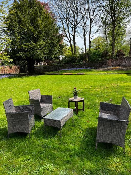 No.2 Beechcroft / Park-side / Ping Pong & Garden Apartment Liverpool
